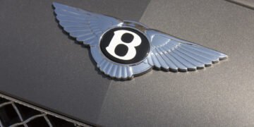 Bentley показала тизер свого першого електромобіля Bentley Torcal і назвала дату дебюту
