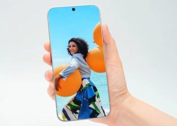Tecno показала концепт смартфона без видимих рамок навколо екрана