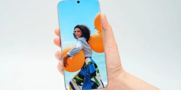 Tecno показала концепт смартфона без видимих рамок навколо екрана