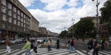 Нужно ли ждать, пока пешеход полностью перейдет дорогу: что говорят ПДД