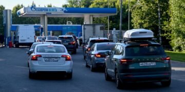 Воспитательный час на заправке. В РФ учителей «мобилизовали» успокаивать в очередях водителей