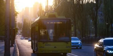 Нужно ли пропускать маршрутку, которая трогается с остановки: что на самом деле требуют ПДД