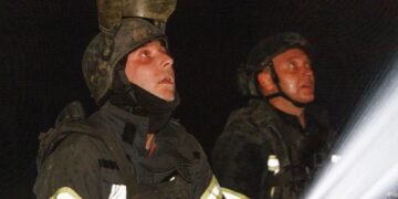 В Киеве уже трое погибших из-за обстрела, людей ищут под завалами