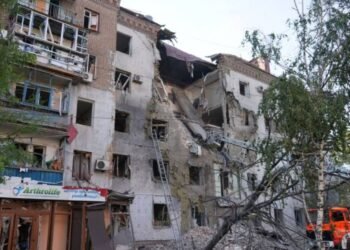 Российские КАБы разрушили два этажа пятиэтажки в Запорожье, есть погибшие