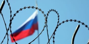 Новые санкции ЕС уже парализуют переводы денег из России за границу, — СМИ