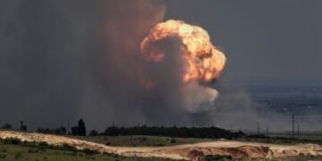 В Керчи после атаки дронов пылает железнодорожная станция, в Черном море атакованы танкеры