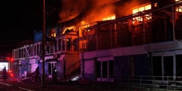 РФ атаковала ТЦ в Запорожье: возник масштабный пожар, есть пострадавшие