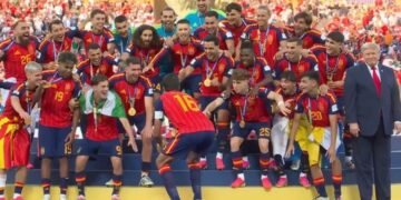 Трамп и президент FIFA вручили сборной Испании кубок ЧМ-2026