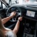 Можно ли сигналить медленно едущему впереди водителю: что позволяют ПДД