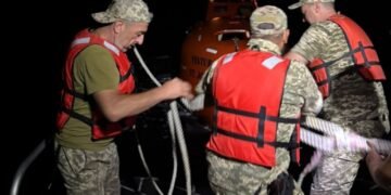 Сутки среди моря. Пограничники спасли филиппинца с судна, пораженного дроном