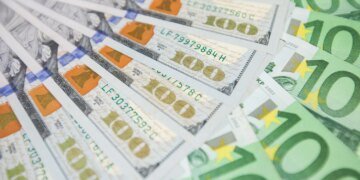 Курс валют на 31 серпня: долар та євро дещо зросли