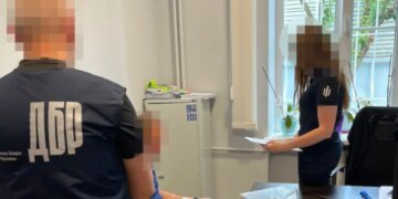 Приковал военнообязанного к лестнице на всю ночь — работника ТЦК будут судить на Закарпатье