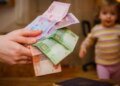 Выплаты на ребенка могут не выдать: родителям объяснили основные причины