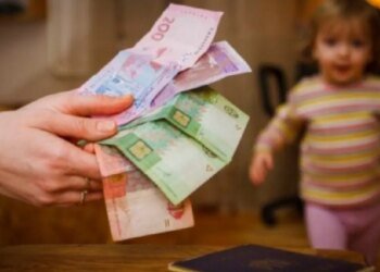 Выплаты на ребенка могут не выдать: родителям объяснили основные причины
