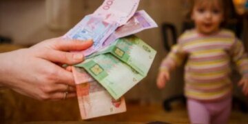 Выплаты на ребенка могут не выдать: родителям объяснили основные причины