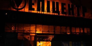 В Запорожье в результате атаки РФ загорелся «Эпицентр», часть города осталась без электричества