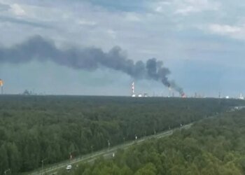Атака дронов парализовала работу нефтехимического комплекса в РФ: что известно