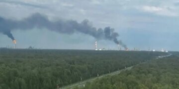Атака дронов парализовала работу нефтехимического комплекса в РФ: что известно