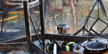 Враг ударил по тем, кто спасает людей — подробности атаки на ГСЧС Херсона. ФОТО