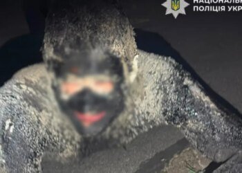 В Киеве полиция 5 часов отмывала грабителя, залезшего в бочку со смолой. ФОТО