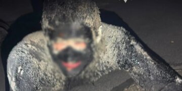 В Киеве полиция 5 часов отмывала грабителя, залезшего в бочку со смолой. ФОТО