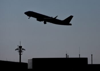 Глушіння GPS в Україні й РФ вже завдає проблем цивільній авіації в Європі: наскільки це небезпечно