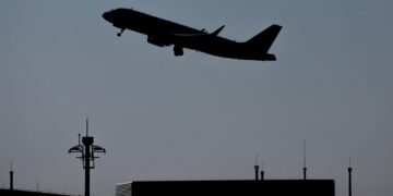Глушіння GPS в Україні й РФ вже завдає проблем цивільній авіації в Європі: наскільки це небезпечно