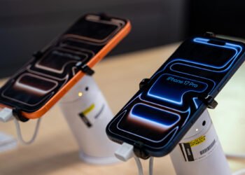 Apple нібито скасувала розробку повністю скляного iPhone до 20-річчя