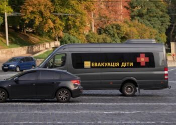 Полиция остановила эвакуационный рейс из Херсона: Красный Крест просит власть вмешаться