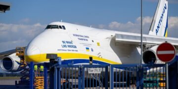 Дрон со взрывчаткой возле украинского самолета в Лейпциге мог сбить водитель автобуса, — Welt