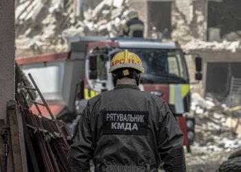 Разбиты дома и сгоревшие авто: как выглядит Киев после удара РФ (видео)