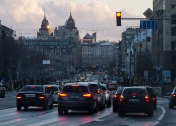 Авто «просится» в вашу полосу: должны ли вы его пропустить
