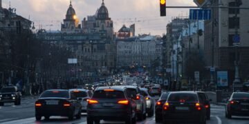 Авто «просится» в вашу полосу: должны ли вы его пропустить
