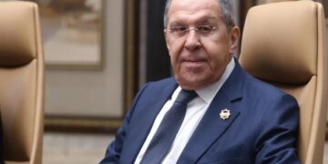 Пока Путин приостановил переговоры, Лавров пугает мир «нацизмом»