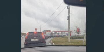 Крымчане в очередях за несуществующим бензином громко проклинают власть