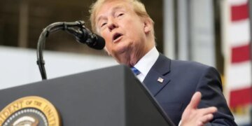На сайте Белого дома появились видеоигры, где Трамп «ловит» мигрантов