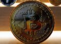Біткоїн впав нижче $75 тисяч після провалу законопроєкту в Сенаті та рішення ФРС
