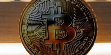 Біткоїн впав нижче $75 тисяч після провалу законопроєкту в Сенаті та рішення ФРС
