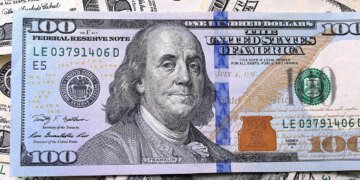 Долар може сягнути 45,10 гривні, яким буде курс в обмінниках цими вихідними