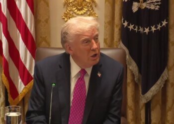 Трамп выгнал журналистов из Белого дома, ему тут же прилетел федеральный иск от трех ведущих СМИ