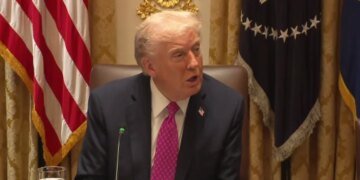 Трамп выгнал журналистов из Белого дома, ему тут же прилетел федеральный иск от трех ведущих СМИ