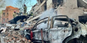 Под завалами могут находиться люди: в Днепре в результате массированной атаки зафиксированы разрушения, погибшие и пострадавшие