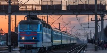 Вокзалы целы, поезда опаздывают: Укрзализныця рассказала, как работает после атаки на Киев