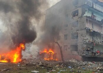 Под завалами могут быть дети: россияне сбросили 4 авиабомбы на Александровку, есть жертвы. ФОТО