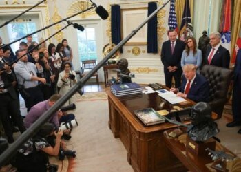 Ведущие американские телеканалы объявили бойкот Белому дому: в игнор пошел не только Трамп. ВИДЕО