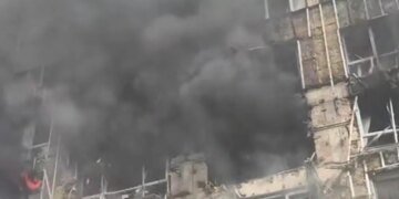 Взрывы в центре Днепра: россияне попали в офисное здание. ВИДЕО