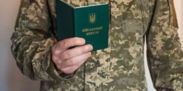 Украинцев начали автоматически снимать с воинского учета: кого касается новое правило
