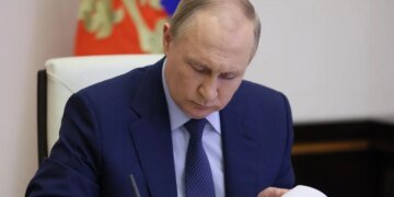 Кремль закручивает гайки: Путин подписал указ об ограничении вывоза наличных из России