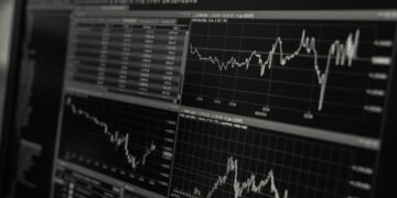 Фондовые индексы США слабо снижаются в начале торгов