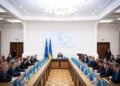 Правительство сохранило ежемесячную доплату 2,6 тыс. грн для учителей на прифронтовых территориях